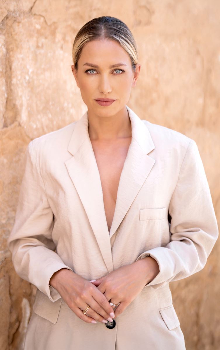 Jana Hoeck - 9