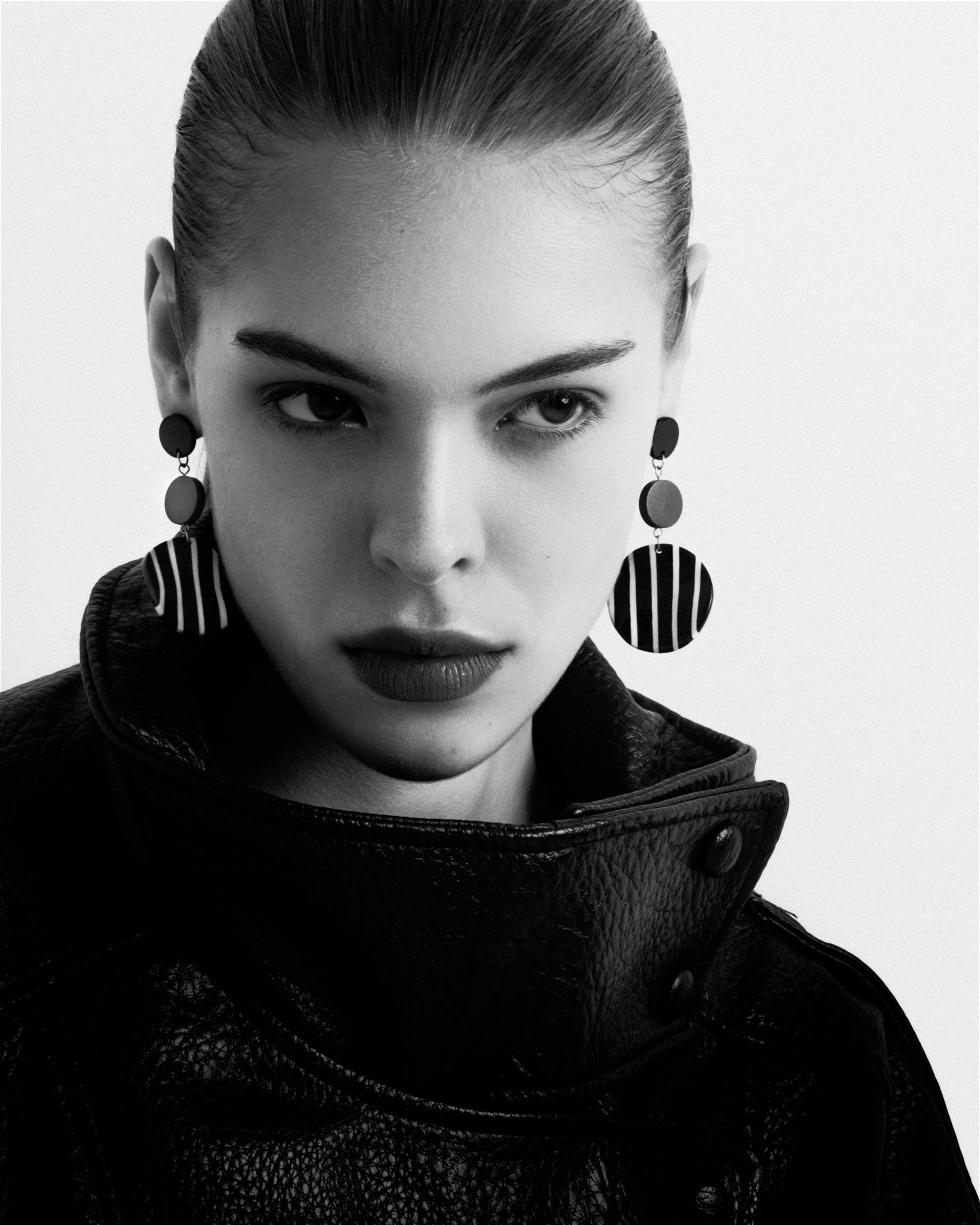 IZZY STEVENS photo